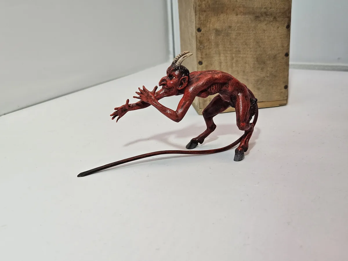 Devil long nose