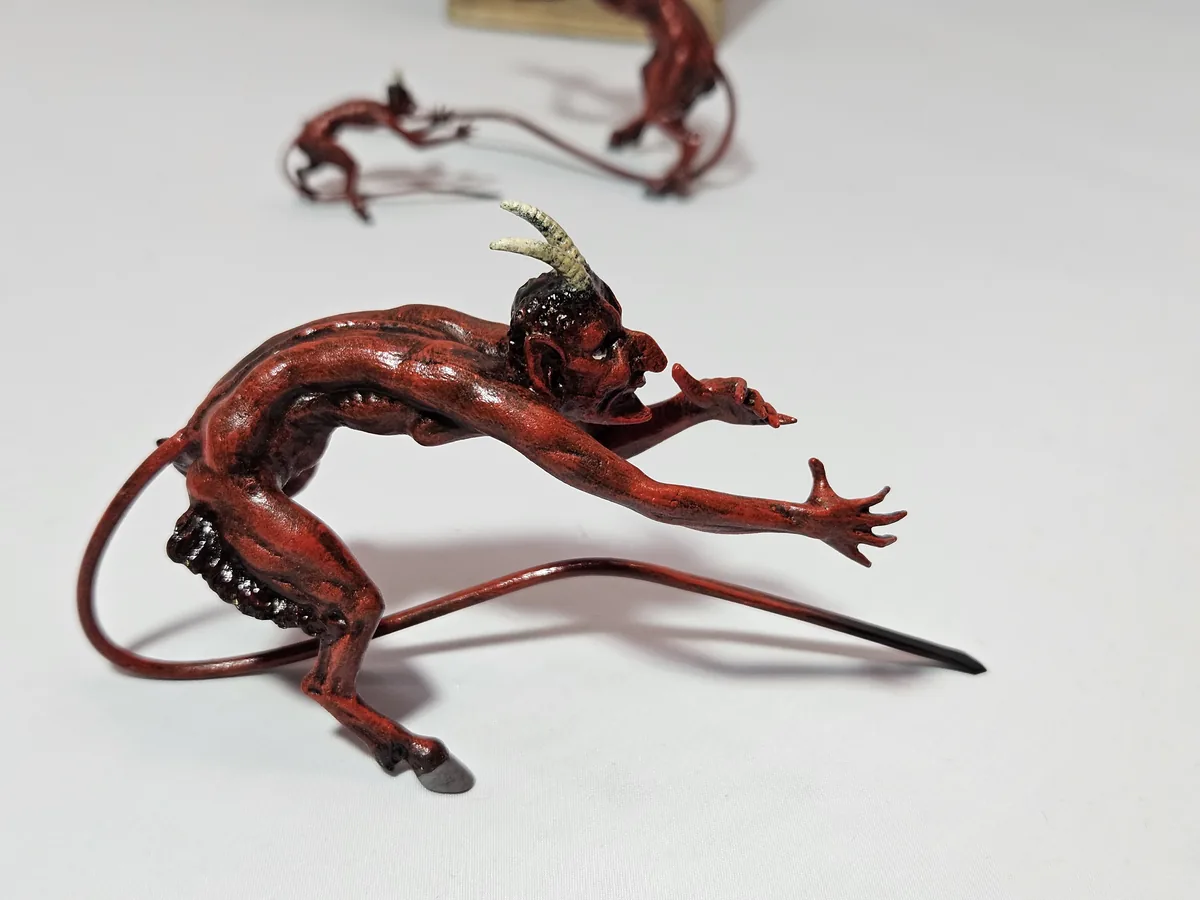 Devil long nose