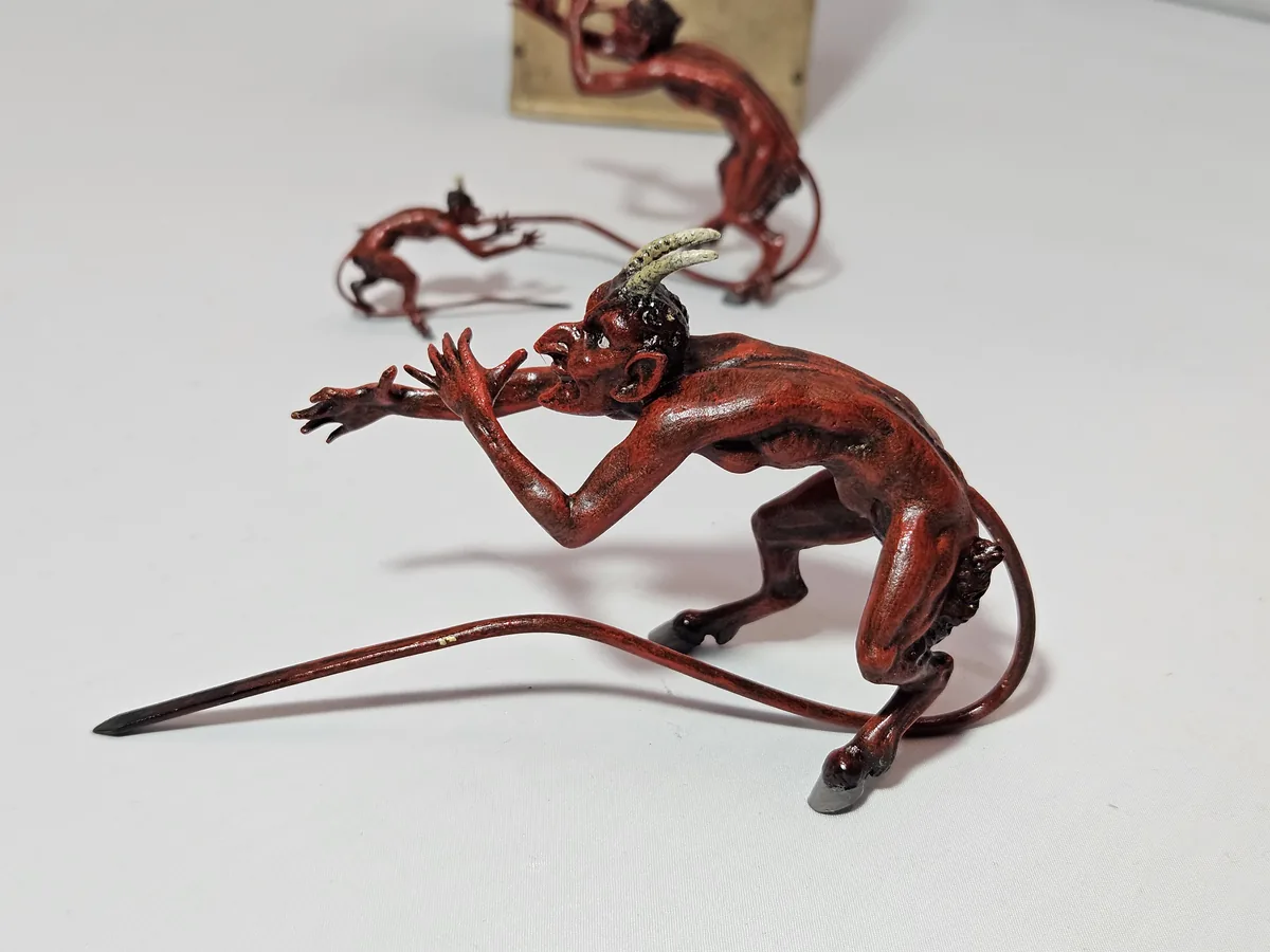 Devil long nose