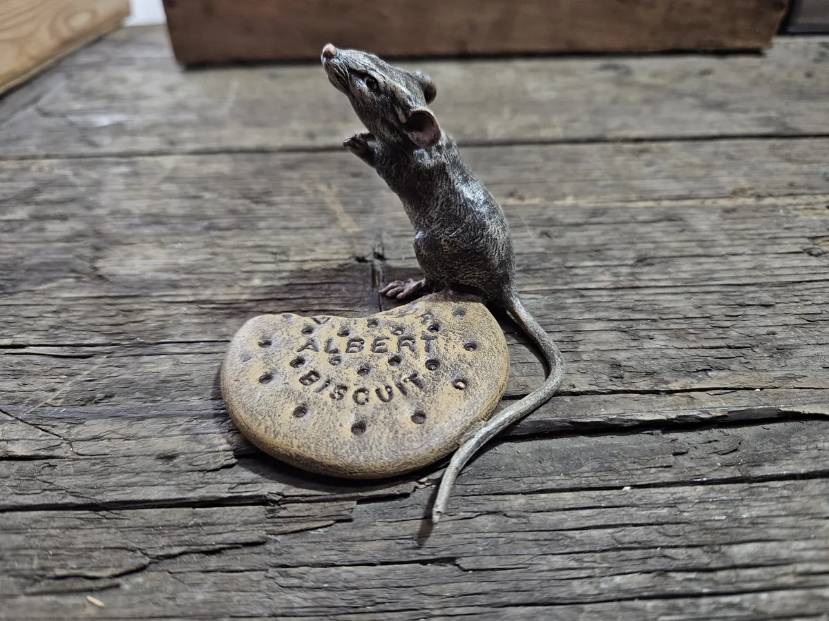 Mouse with Cookie